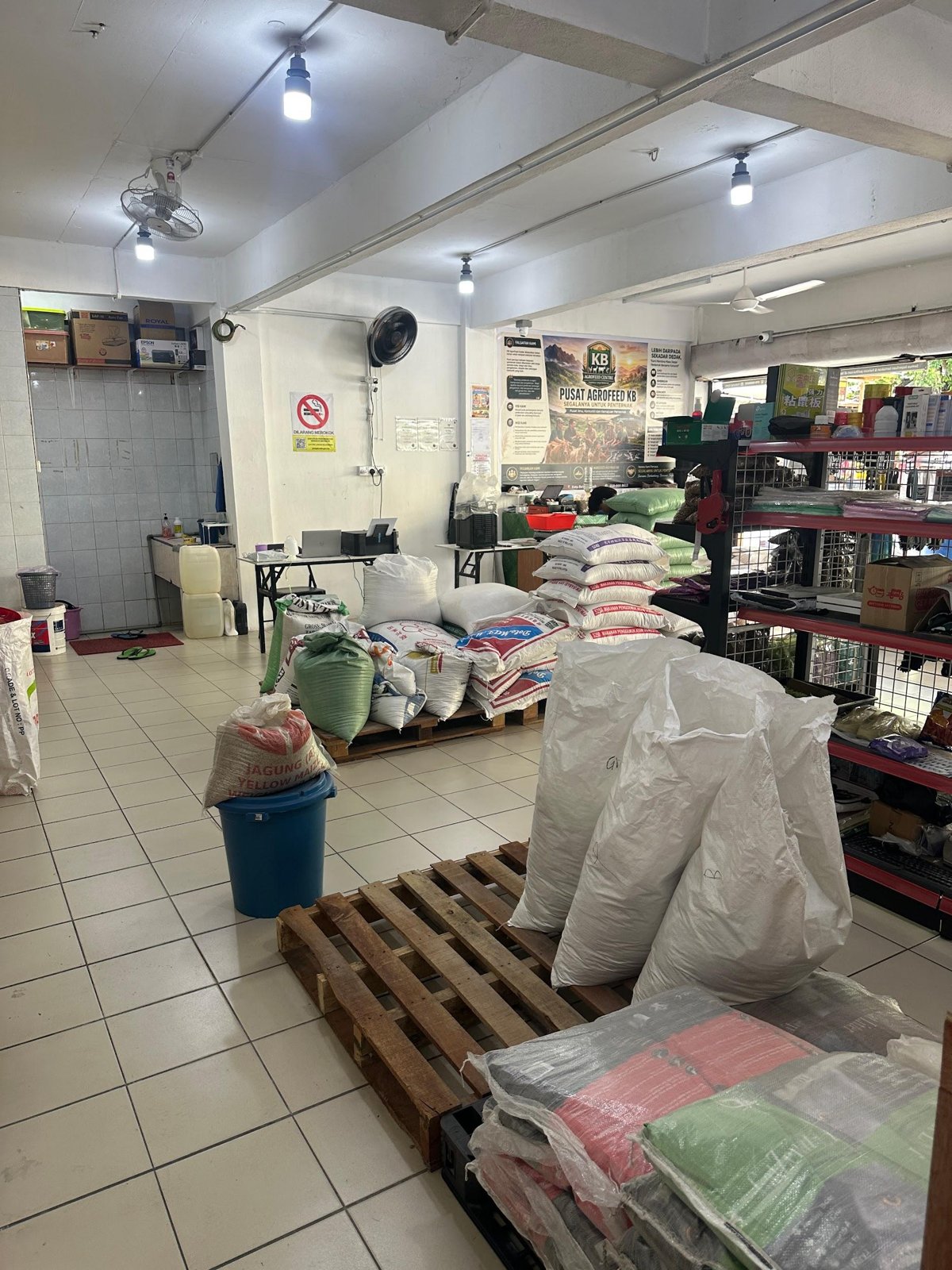 Ruang dalam kedai KB AgroFeed Centre dengan bekalan makanan ternakan