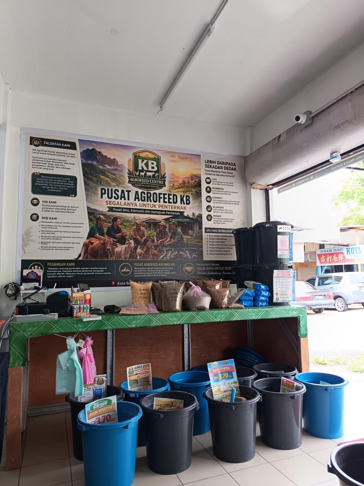 Ruang jualan peralatan dan keperluan penternakan