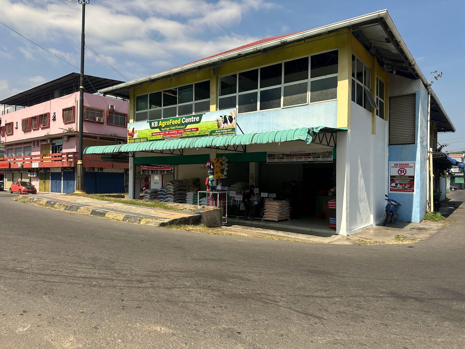 Bahagian hadapan kedai KB AgroFeed Centre dari tepi jalan