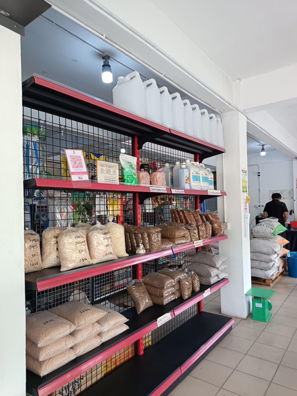 Rak produk makanan ternakan di KB AgroFeed Centre